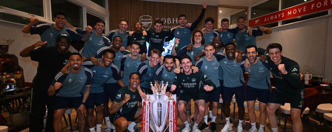 Arsenal players celebrating